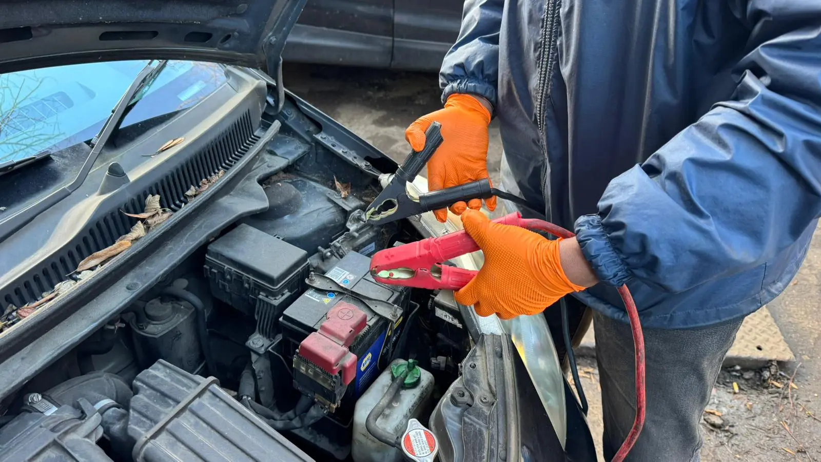 Professional car battery jump start service - UK 24/7 breakdown assistance for flat batteries